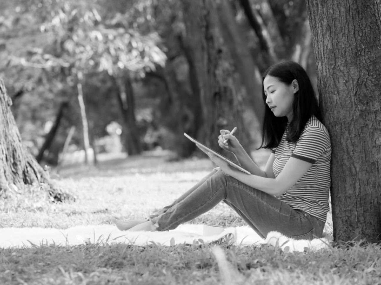 Studente che lavora su un progetto di editing video in ambiente di apprendimento moderno